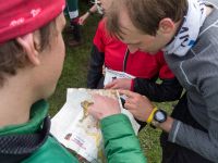 Philipp, Chris und Carmen besprechen den Lauf